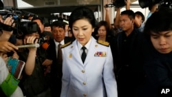 2014年1月28日，泰国总理英拉在曼谷陆军俱乐部会晤选举委员会成员后离开会场。