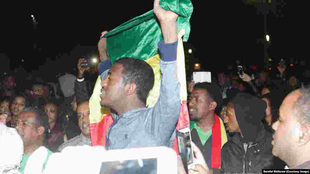 እሥላማዊ መንግሥት ነኝ በሚለው ፅንፈኛ የሽብር ቡድን ሊብያ ውስጥ ለተገደሉ መታሰቢያ በዋይት ሃውስ ደጅ የተዘጋጀ ሻማ የማብራት ሥነ-ሥርዓት፤