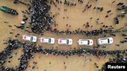 2025年2月20日，哈马斯交还被绑架扣押在加沙的四名以色列人质的尸体，其中包括两名最年幼的以色列婴儿克菲尔·比巴斯（Kfir Bibas）和他四岁的哥哥阿里尔（Ariel）和他们的母亲。