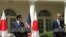 美国总统奥巴马在白宫欢迎来访的日本首相安倍晋三 (美国之音张蓉湘拍摄)