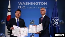韩国总统尹锡悦与北约秘书长延斯·斯托尔滕贝格(Jens Stoltenberg)在华盛顿的北约成立75周年峰会期间举行的双边会议上。(2024年7月11日)
