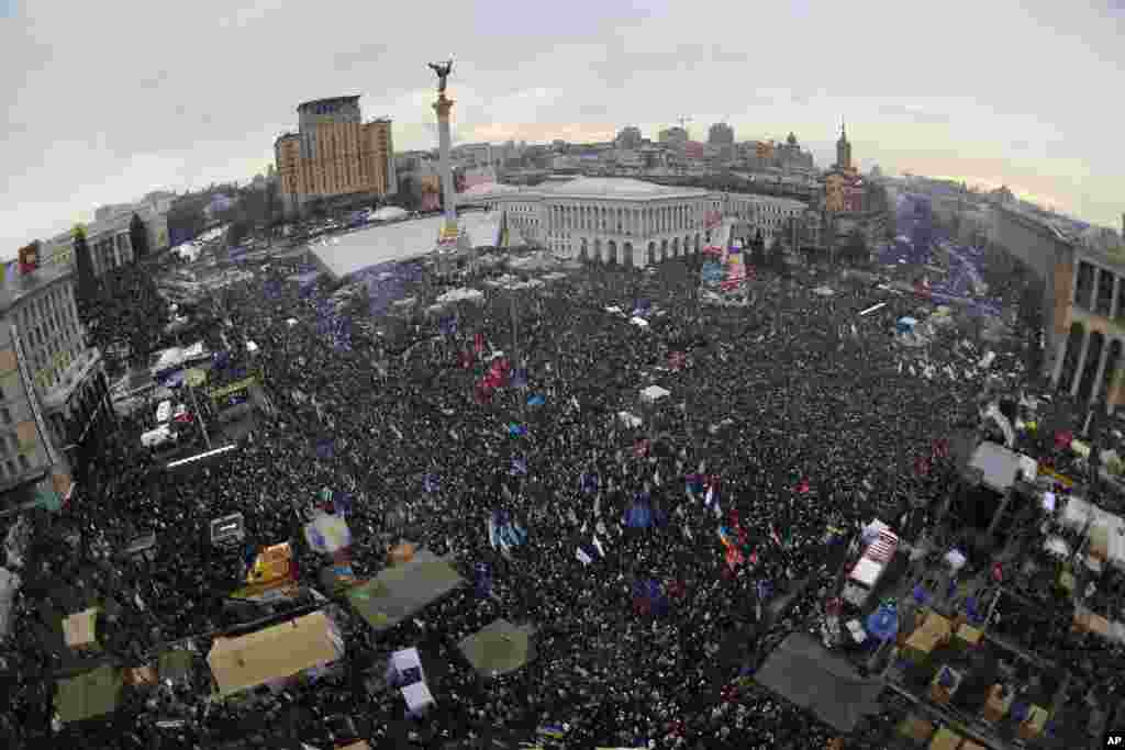 Aktivis pro-Uni Eropa protes di Lapangan Kemerdekaan di Kiev, 15 Desember 2013.