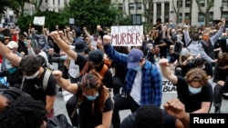 在美国纽约曼哈顿，抗议者们参加弗洛伊德的抗议集会。（2020年6月2日）