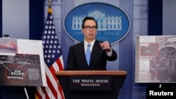 스티브 므누신 미국 재무장관이 지난 2월 백악관에서 북한의 불법거래를 도운 회사 등에 대한 대규모 제재조치를 발표했다.