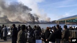 화염에 싸인 연평도를 바라보는 남한 주민들