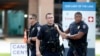 Polisi menjaga pintu masuk IGD Rumah Sakit Our Lady Of The Lake, tempat para korban terluka dirawat, di Baton Rouge, Louisiana (17/7). (AP/Gerald Herbert)
