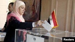 一名居住在黎巴嫩的埃及妇女2012年12月12日在埃及驻黎巴嫩贝鲁特大使馆内对新的埃及宪法的公投投票