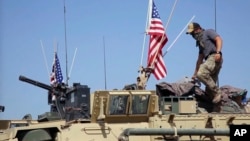 叙利亚北部站在装甲车上的美军士兵 (2017年4月29日)