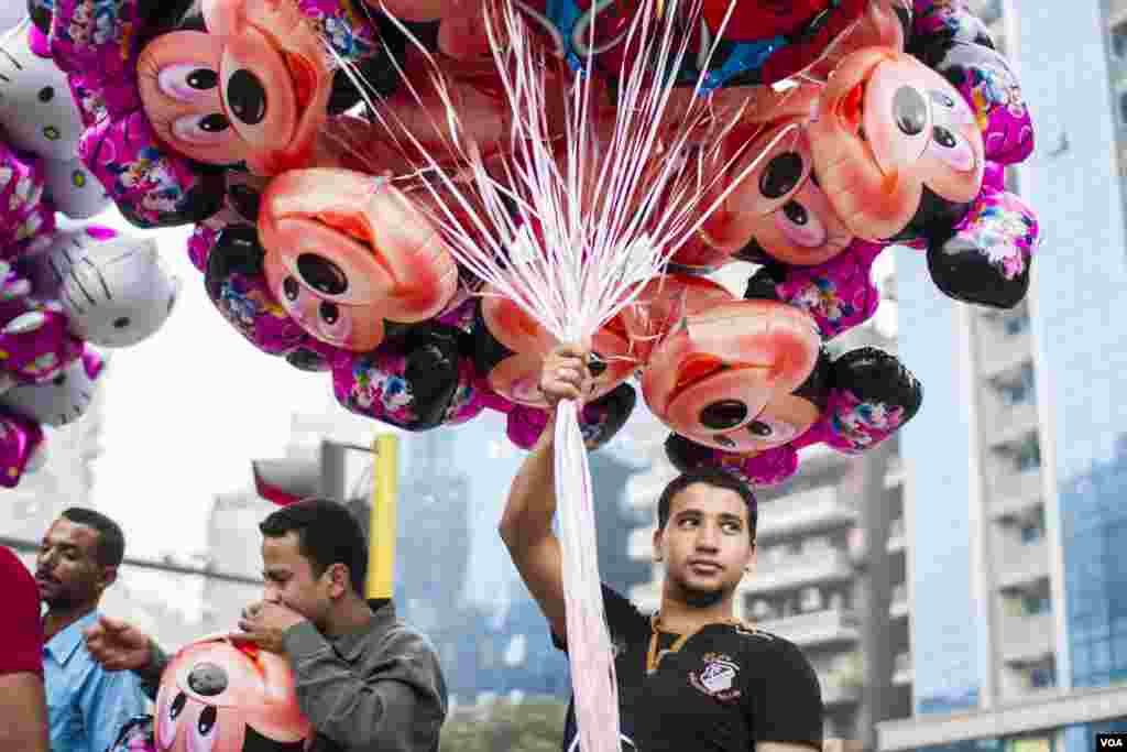 Nader (28 tahun), seorang penjaja balon mengatakan, &quot;Saya sudah jualan balon selama 10 tahun, dan saat Idul Fitri adalah musim yang terbaik&quot;, di lapangan Mostafa Mahmoud, Kairo, Mesir.&nbsp;