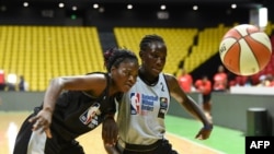 Wachezaji wakishindana kuuchukuwa mpira Julai 29, 2019, huko uwanja Diamniadio, Dakar ufunguzi wa michezo wa 17th mpira wa kikapu bila mipaka (BWB) Africa ulioandaliwa na NBA, Shirikisho la Mpira wa kikapu duniani (FIBA) na shirikisho la mpira wa kikapu Senegal.