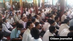 မန္တလေး ငြိမ်းချမ်းမှု ထိန်းသိမ်းရေးကော်မတီကဦးဆောင်ပြီး လေးပြင်လေးရပ် သာသနာ့ဥသျှောင်ဆရာတော်များထံမှ သြဝါဒခံယူပွဲ တက်ရောက်သူ ပရိသတ်။ (ဦးသိန်းအောင်မြင့်)