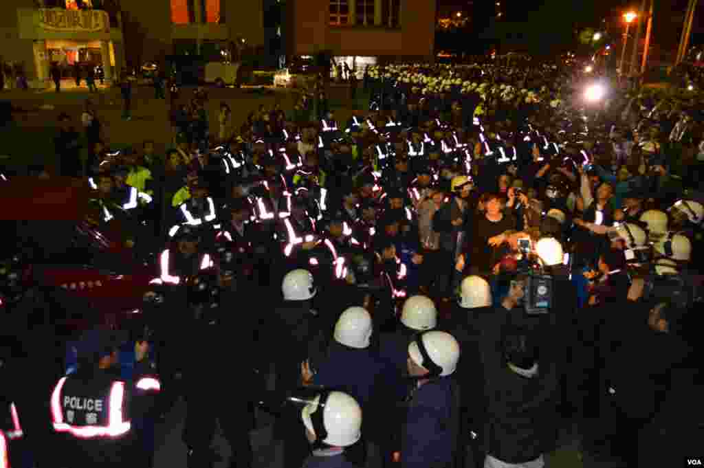 防暴警察向外推进扩大战果 (1)