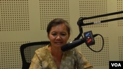 FILE: Mu Sochua, CNRP lawmaker, discusses challenges in voter registration for migrated workers, during monthly Hello VOA call-in show, in Phnom Penh, on Thursday, September 22, 2016. (Lim Sothy/ VOA Khmer)