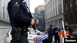 2016年3月19日比利时警方在恐怖嫌犯萨拉赫·阿布德萨拉姆被捕后在布鲁塞尔警察总部站岗