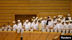 ဒေါ်အောင်ဆန်းစုကြည်နှင့် လွှတ်တော်အမတ်တွေ နောက်ဆုံးနေ့ လွှတ်တော်စည်းဝေးပွဲ တက်ရောက်နေစဉ်။