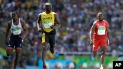 牙买加短跑选手博尔特(中）在奥运会男子100米短跑预赛中（2016年8月13日）