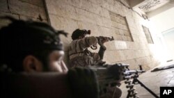 叙利亚自由军的战士12月5日在阿勒颇