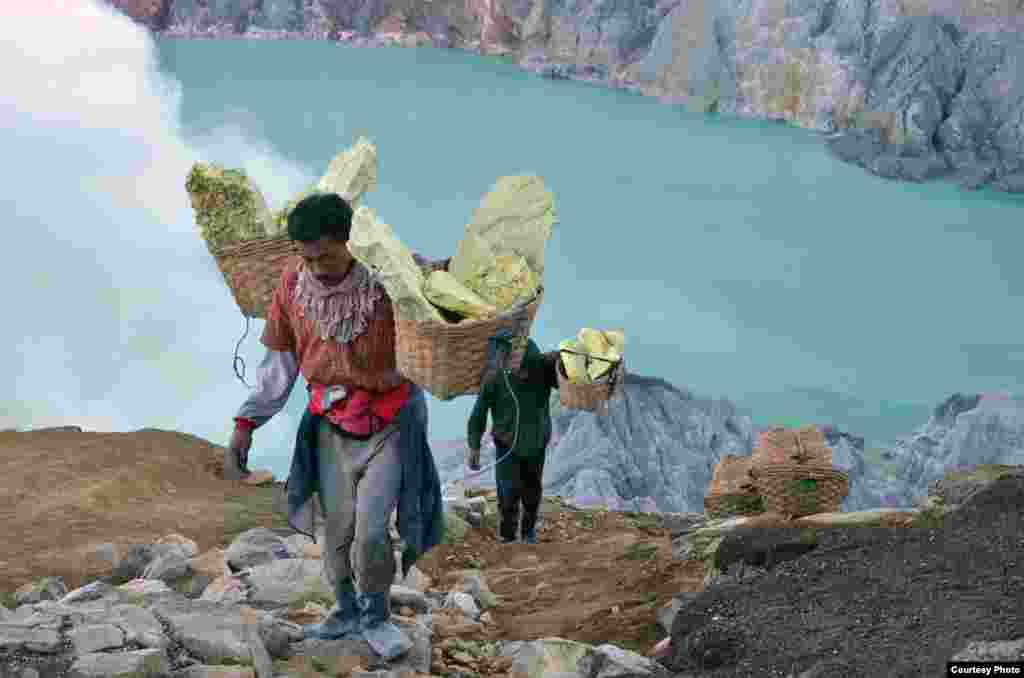 Para penambang membawa belerang dari kawah Ijen, Bondowoso, Jawa Timur (foto kiriman Retno Damayanti Kurniasih, Indonesia untuk Kontes Foto VOA 2013).