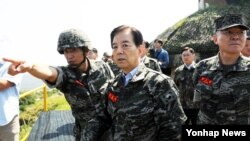 한민구 한국 국방장관이 14일 서해 최북단 백령도 해병 부대를 방문, 군 대비태세를 점검하고 있다.