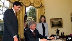 Sylvia Mathews Burwel (kanan) dan Direktur Anggaran Amerika, Jack Lew (paling kiri) mendampingi Presiden Clinton saat menandatangani anggaran sebesar $520 miliar di Gedung Putih, 21 Oktober 1998 (Foto: dok). Presiden Obama akan mengumumkan pencalonan Sylvia Mathews Burwel sebagai Direktur Kantor Pengelolaan dan Anggaran Amerika, hari ini (4/3).