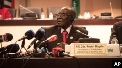 Le président américain Donald Trump reçoit les honneurs militaires à son arrivée à Hambourg, en l&#39;Allemagne, le 6 juillet 2017.