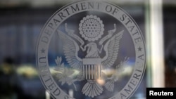 미국 워싱턴 국무부 건물 입구 유리문에 새겨진 국무부 문장.