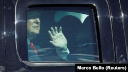 1月20日特朗普抵达佛罗里达西棕榈滩时向支持者挥手（路透社）