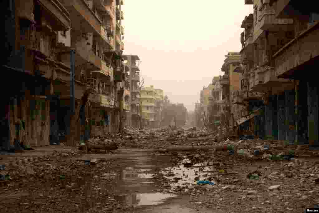 3일 시리아 정부군과 반군의 충돌로 폐허가 된 데이르 알-조르 지역의 건물들.