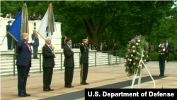 美国总统特朗普等领导人2020年5月25日到阿灵顿国家公墓向阵亡将士致敬（美国国防部视频截图）