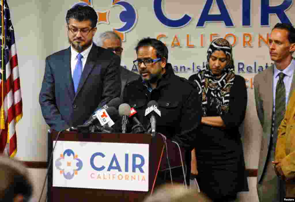Farhan Khan, au centre, demi-frère de&nbsp;Syed Farook, l&rsquo;un des auteurs de la fusillade, , tient une conférence de presse au Conseil sur les relations américano-islamiques, en Californie, 2 décembre 2015. 