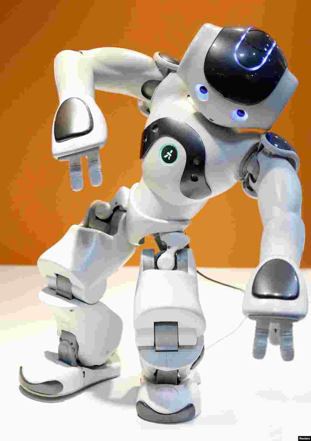 Nao, robot humanoid buatan perusahaan Perancis Aldebaran Robotika menarikan tarian ala Michael Jackson &quot;Thriller&quot; dalam Pameran Robot Internasional 2013 di Tokyo, Jepang.