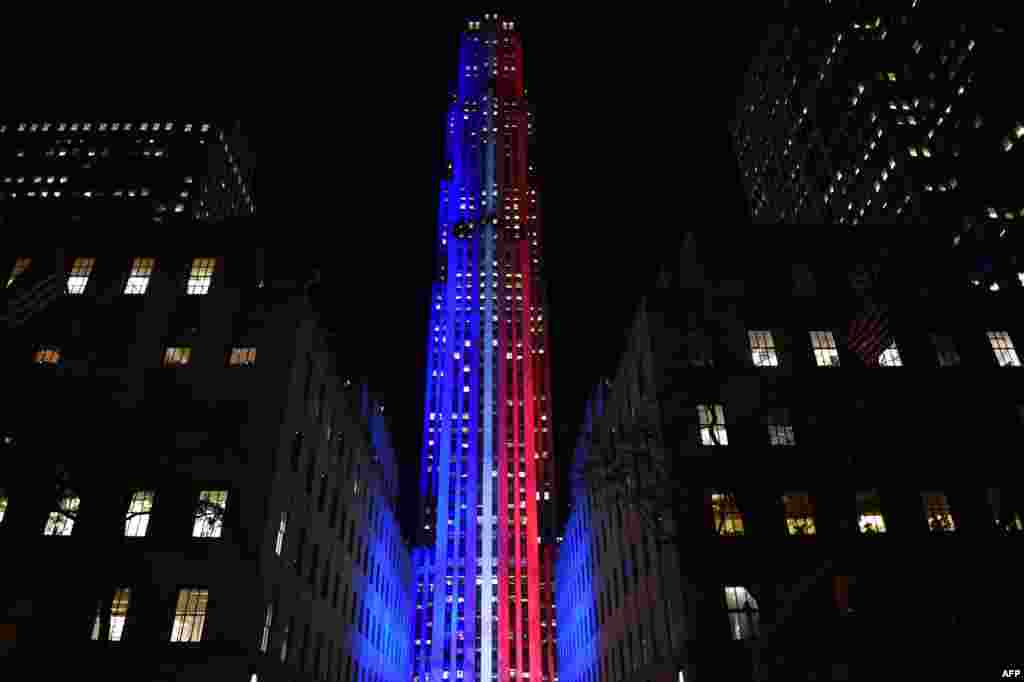 Gedung Rockefeller Center dan Rockefeller Plaza di kota New York dihiasi lampu warna merah (Partai Republik) dan biru (Partai Demokrat) untuk menyambut hari pemilu di AS.