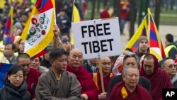 Ketua Abbot dari kekaisaran Kirti Monastery, Kyabje Kirti Rinpoche, empat dari kanan, memimpin pawai warga Tibet dan para pendukungnya dalam aksi unjuk rasa di Brussels (10/3).