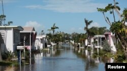 艾玛飓风离开佛罗里达，那不勒斯市的一个被飓风毁掉的可移动房屋小区仍然浸泡在水里。