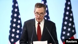 5일 멕시코 멕시코시티에서 진행된 제7차 북미자유무역협정(NAFTA) 협상에 참석한 로버트 라이트하이저 미국 무역대표부 대표가 공동기자회견에서 발언하고 있다.