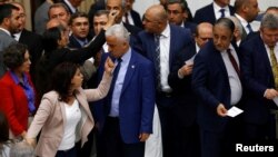 جلسه پارلمان ترکیه پر تنش بود. اعضای حزب دموکراتیک خلق‌ها می گویند هدف حزب دولت اردوغان اخراج حامیان کردها از مجلس است. 