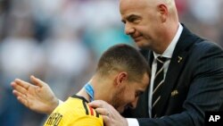 Le président de la FIFA, Gianni Infantino, félicite le Belge Eden Hazard lors de la remise des médailles de la troisième place après le match entre l'Angleterre et la Belgique à la Coupe du monde 2018 au stade de Saint-Pétersbourg, Russie, 14 juillet 2018