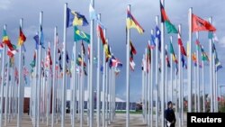 Des drapeaux de différents pays sont installés près des bâtiments où aura lieu la COP22 à Marrakech, Maroc, le 6 novembre 2016.