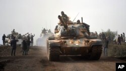 22일 터키 군 탱크가 하타이주 하사에서 시리아 북부 쿠르드족 진영으로 진군하고 있다.
