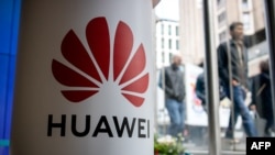 一名行人走过伦敦街头的华为商店。（2019年4月29日）