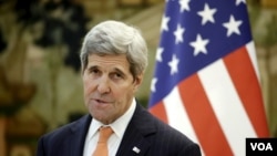 美国国务卿克里在北京会晤中国外交部长王毅之后出席记者会（2016年1月27日）。