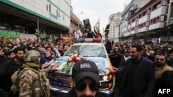 Ožalošćeni okružuju automobil kojim se pevoze sanduci sa tijelima komandanta Qasema Soleimanija i šefa proiranske iračke milicije Abu Mahdija al Muhandisa, ubijenih u vazdušnom udaru SAD, u Bagdadu, Irak, 4. januara 2019
