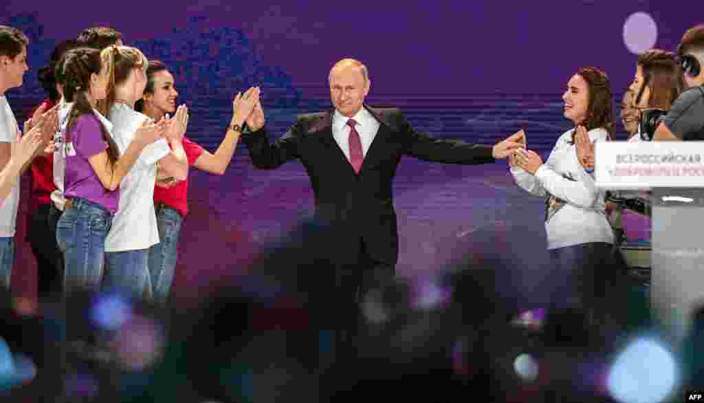 ប្រធានាធិបតី​រុស្ស៊ី​លោក Vladimir Putin បាន​មកដល់​ដើម្បី​ធ្វើការ​ថ្លែង​ក្នុង​វេទិកា​ជនស្ម័គ្រ​ចិត្ត​មួយ​ក្នុង​ទីក្រុង​មូស្គូ។