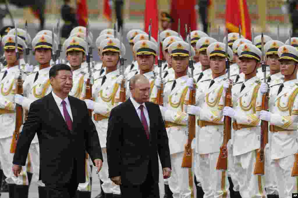 2018年6月8日北京人民大会堂外，俄罗斯总统弗拉基米尔&middot;普京和中国国家主席习近平在欢迎仪式上检阅仪仗队。普京在出席上海合作组织领导人峰会前访问北京。该组织包括中国等7个亚洲国家和俄罗斯。中国学者荣剑在推特上写道：&ldquo;中俄关系热烈，近乎结盟，但实际上两国人民都清楚，各有所图而已。历史的教训是，中俄交往最终吃亏的还是中国。 &rdquo;