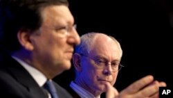 15일 브뤼셀에서 열린 유럽연합 정상회담에서 헤르만 판 롬파위 상임의장(오른쪽)과 조제 마누엘 바호주 위원장(왼쪽).