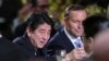 2014年7月8号日本首相安倍晋三（左）在澳大利亚参加由澳大利亚总理阿伯特（右）为他举办的欢迎晚宴