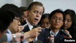 지난 5월 한국을 방문한 미국의 글린 데이비스 대북정책 특별대표(가운데)가 기자들의 질문에 답하고 있다. (자료사진)