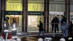 俄罗斯警察在圣彼得堡爆炸现场。 （2017年12月27日）