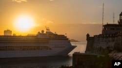 쿠바에 들어가는 대형 유랍선 (자료사진)