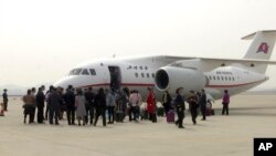 지난해 3월 북한 평양 순안공항에 착륙한 고려항공 여객기에서 승객들이 내리고 있다.